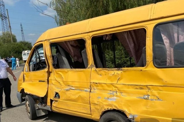 На Кубани в ДТП с микроавтобусом с юными футболистами погиб подросток