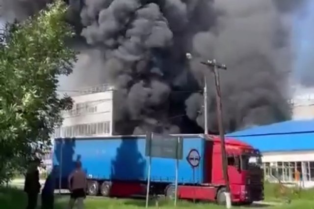 Фабрика по производству спорттоваров загорелась в Подмосковье