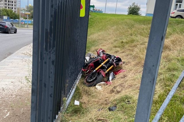 В Москве мотоциклист врезался в забор подстанции скорой помощи