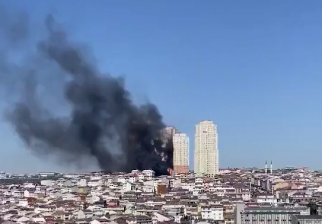 Сильный пожар произошел в здании культурного центра в Стамбуле