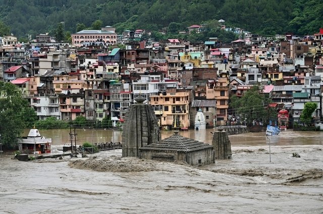 На севере Индии многоэтажные дома рухнули после ливней
