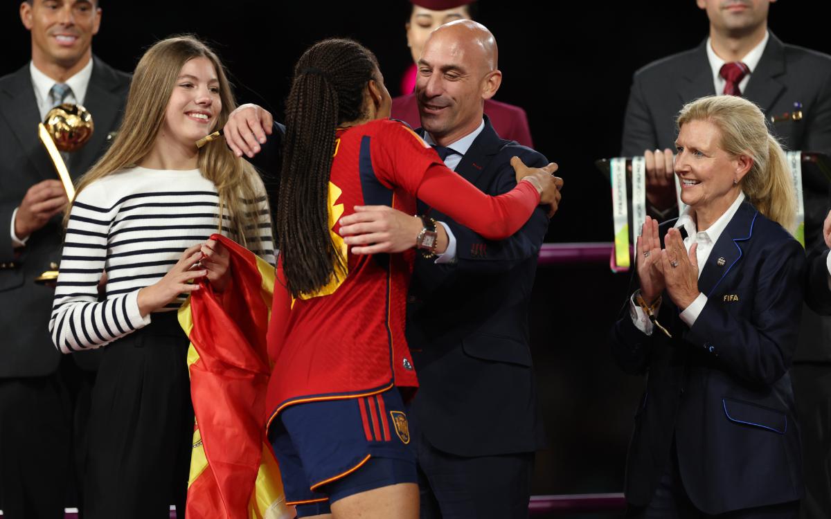 Накажут за поцелуй. ФИФА открыла дисциплинарное дело против главы испанского футбола