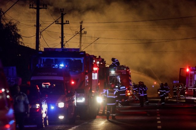 В Румынии вспыхнул пожар на складе пластмасс рядом с оружейным заводом