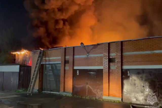 Спасатели ликвидировали открытое горение на складе в Подмосковье