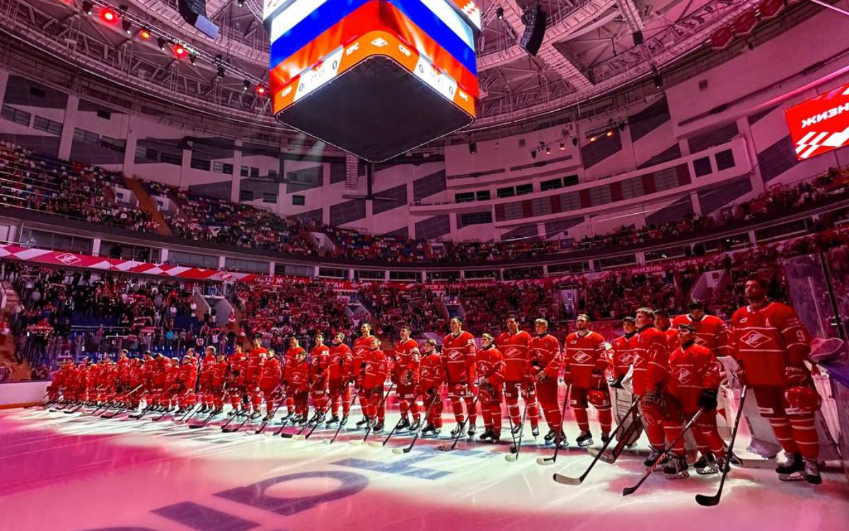 «Спартак» уступил многолетнему аутсайдеру в первом матче КХЛ с Жамновым