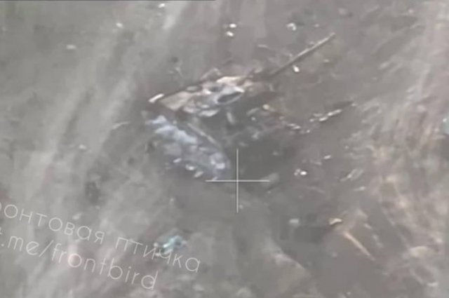 Русский беспилотик снял первый сгоревший английский танк Challenger 2