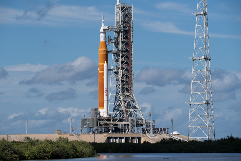 NASA наконец признало, что гигантские ракеты SLS стоят непомерно дорого