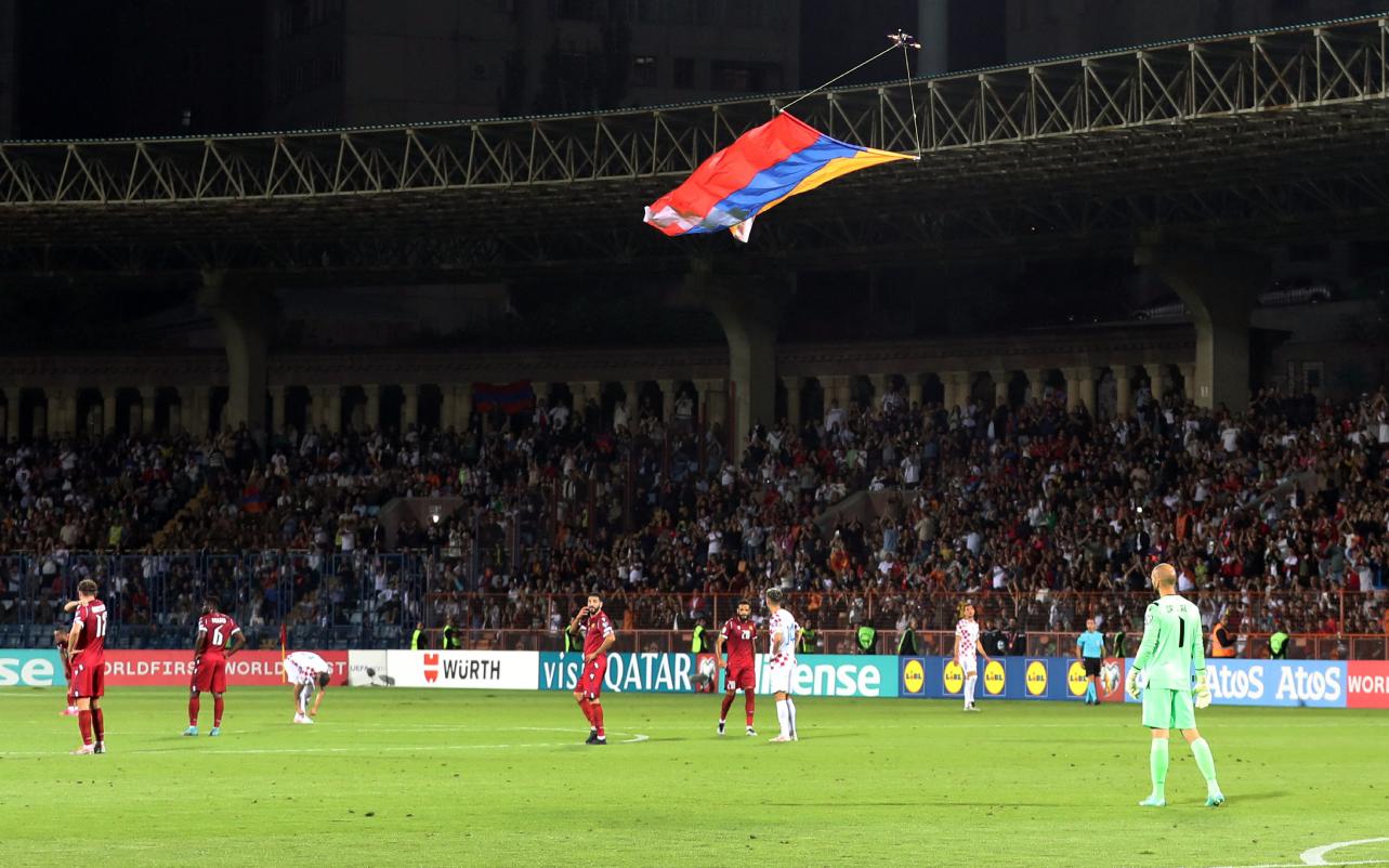Дрон с флагом Нагорного Карабаха прервал матч сборных Армении и Хорватии
