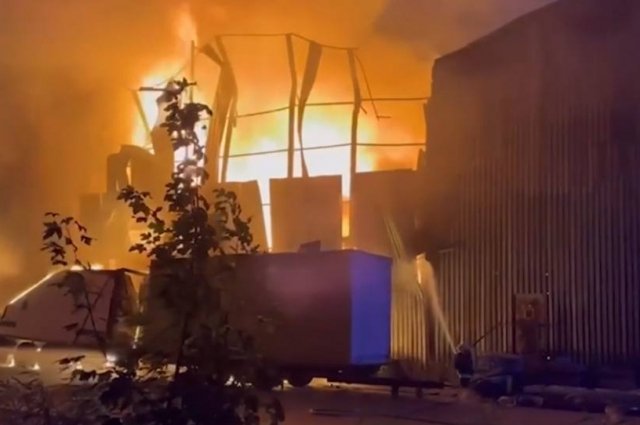 В Сети появились кадры крупного пожара на складе во Львове