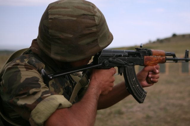В Баку заявили о сдаче карабахскими армянами бронетехники и оружия