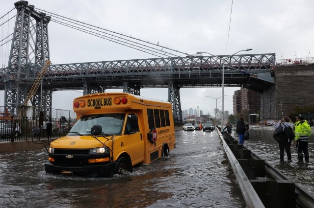 Чрезвычайное положение объявили в Нью-Йорке из-за мощного шторма