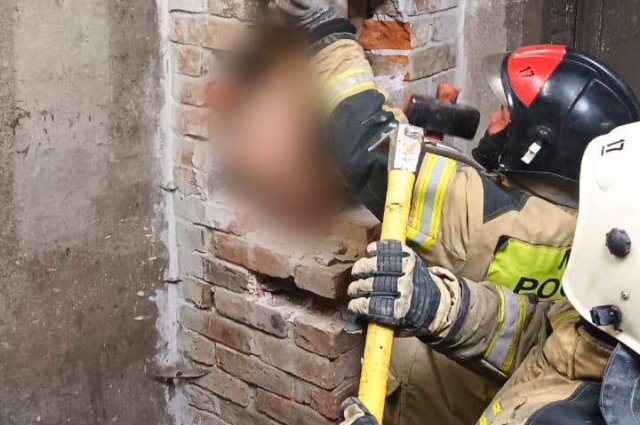 Под Калининградом спасатели достали застрявшего в дымоходе голого мужчину