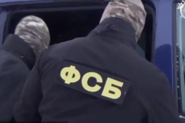 ФСБ показала задержание диверсанта, планировавшего поджечь военную технику