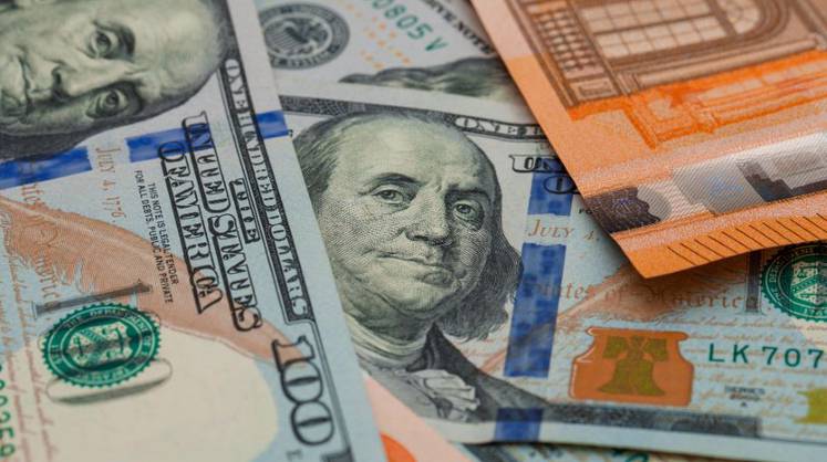 Банк России повысил курсы доллара и евро