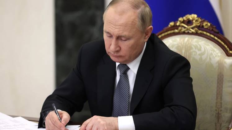 Путин предписал экспортерам 43 групп компаний продавать валютную выручку