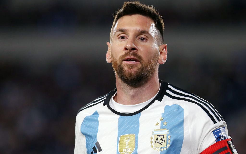 Футболист сборной Парагвая плюнул в Месси во время матча. Видео