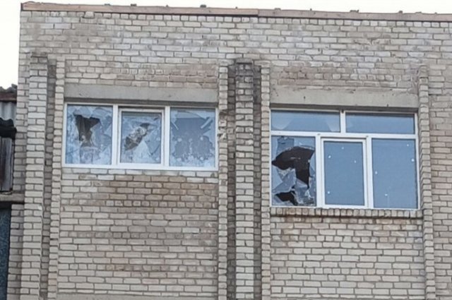 Опубликованы фото пострадавшей при обстреле ВСУ школы в Донецке
