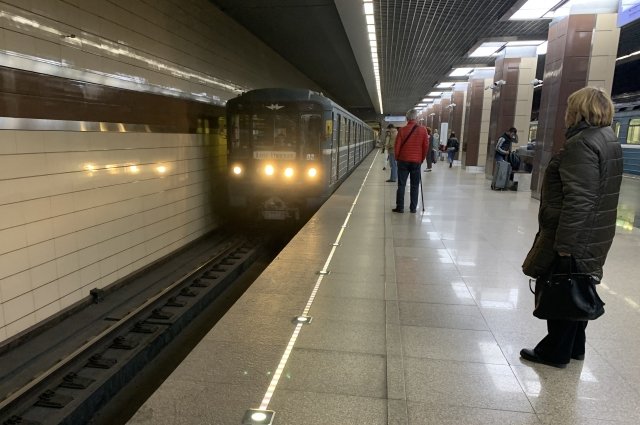В Москве пассажир упал на рельсы метро и выжил