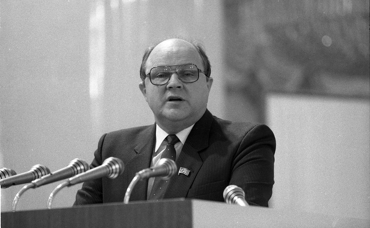 Умер бывший министр культуры СССР Василий Захаров