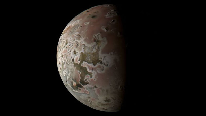 Зонд «Юнона» сфотографировал  Ио — насыщенный вулканами спутник Юпитера — с расстояния 11 тыс. км