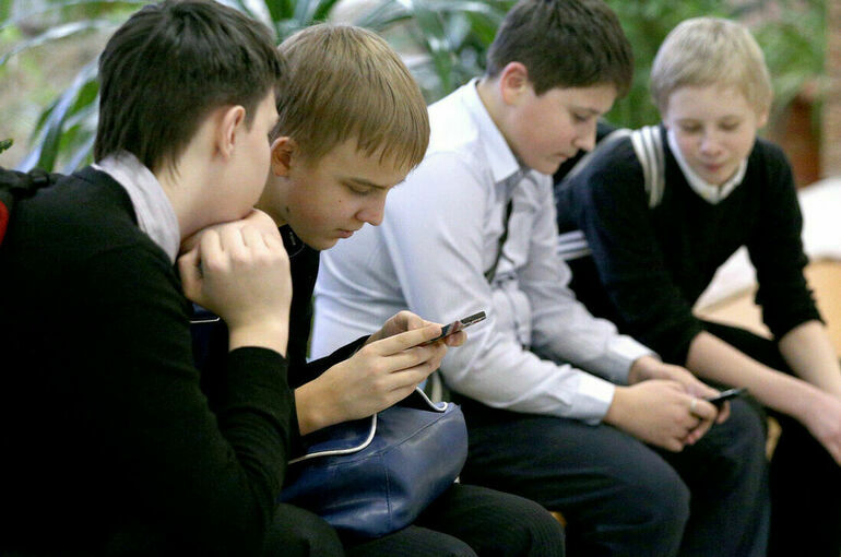 Эксперты: Запрет телефонов и умных часов в школе полезен, но трудновыполним