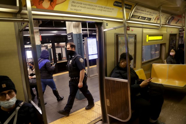 В Нью-Йорке два человека получили ранения в результате стрельбы в метро
