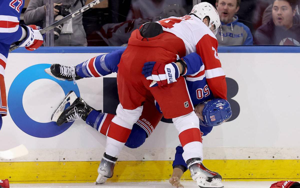 Российский хоккеист побил канадца в НХЛ в отместку за партнера. Видео