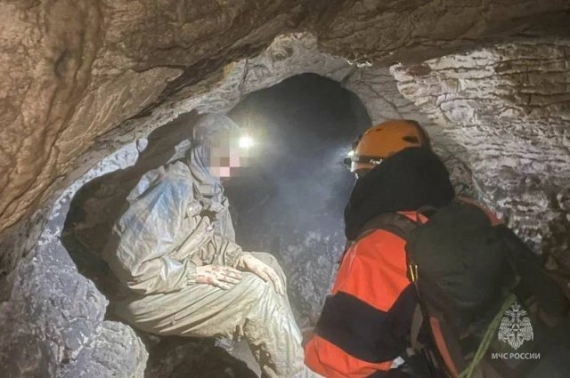 В Сочи спасатели вывели из пещеры застрявшую туристку