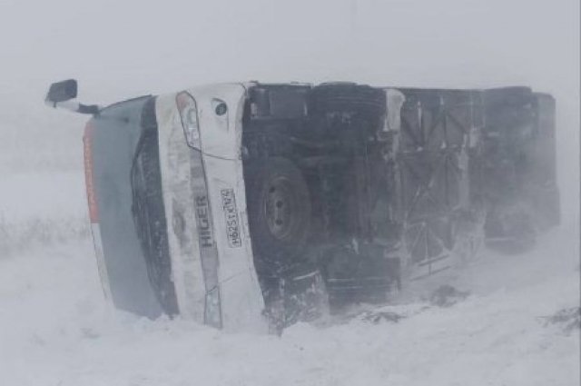 В Красноярском крае ветер сдул в кювет автобус с пассажирами