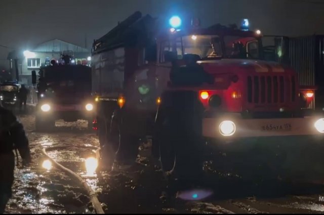 Крупный пожар произошел на заводе специализированных автомобилей в Москве