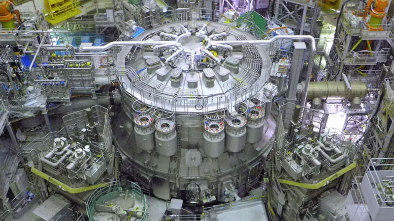 Крупнейший в мире термоядерный реактор начал работу в Японии