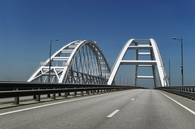 На Крымском мосту временно перекрыли движение автотранспорта