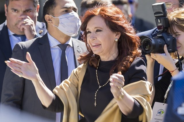 Экс-вице-президент Аргентины показала средний палец сторонникам Милея