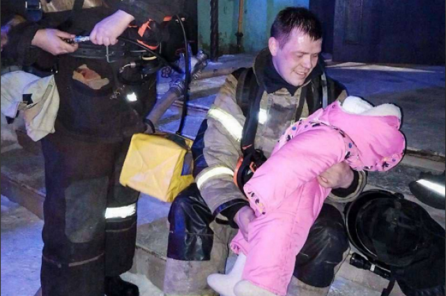 Спасатели в Удмуртии вынесли из пожара шестимесячного ребенка