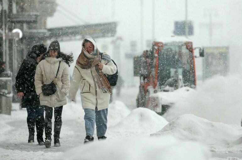Москвичей предупредили о снежных заносах и гололедице 14 декабря