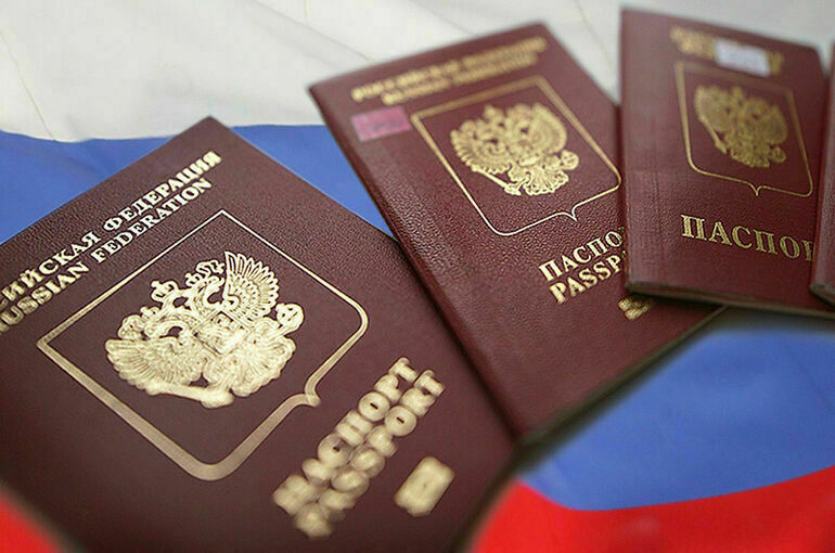 Сенаторы вручили паспорта участникам «Движения Первых»