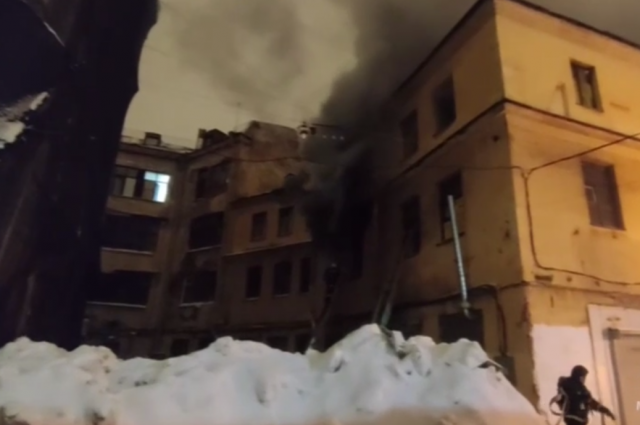 Петербургские спасатели потушили пожар в одном из корпусов Апраксина двора
