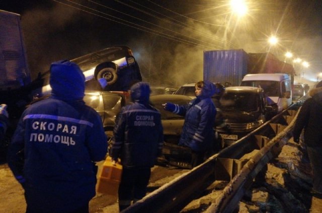 Два человека пострадали в массовой аварии с участием 18 машин в Иркутске