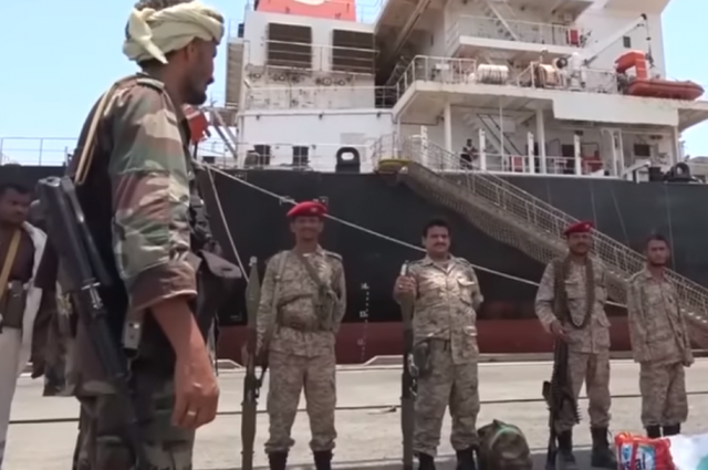 В Йемене хуситы напали на контейнеровоз Maersk