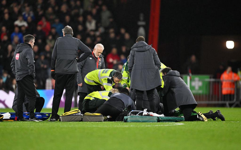 Футболист потерял сознание во время матча Английской премьер-лиги
