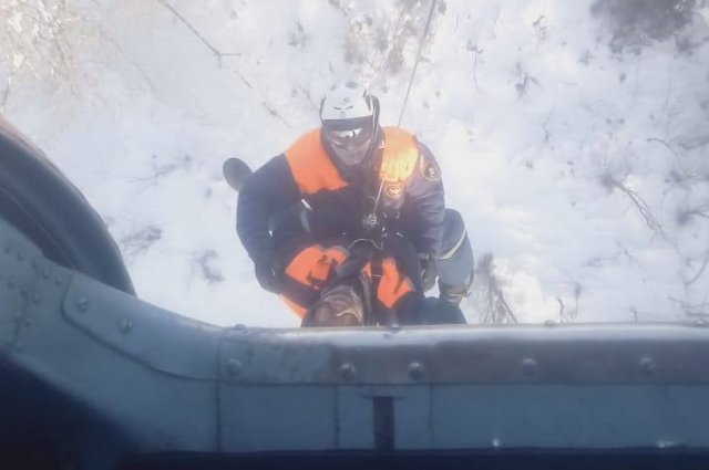 В Иркутской области спасатели подняли на борт Ми-8 пострадавшего охотника