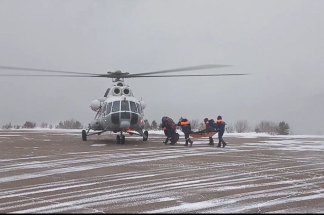 Вертолет МЧС вылетел к охотникам, пострадавшим в тайге в Иркутской области