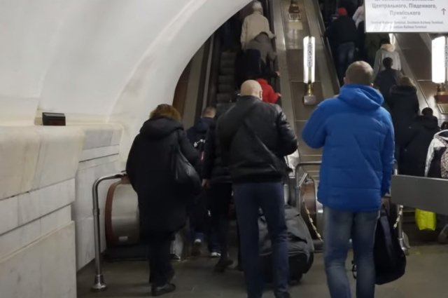 В Киеве над подтопленным тоннелем метро просели торговые павильоны