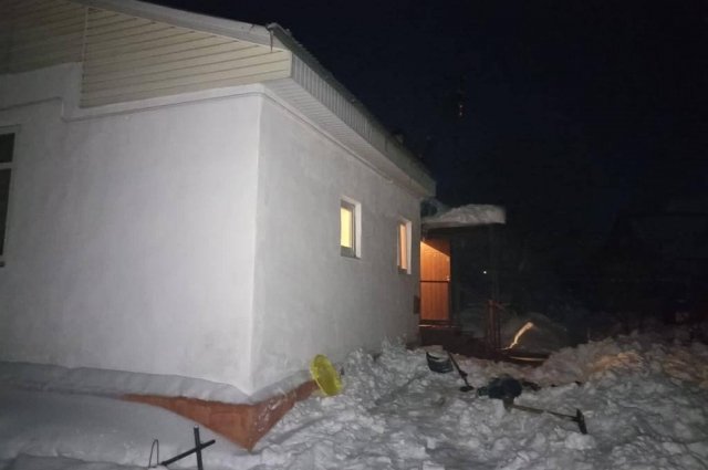 Ребенок погиб при сходе снега с крыши одноэтажного дома в Калужской области
