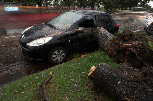 В результате шторма в Аргентине и Уругвае погибли не менее 16 человек
