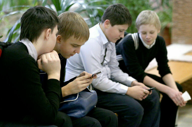 В России ввели запрет на использование смартфонов на уроках в школе