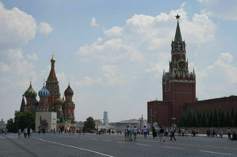 Путин поручил подумать о проведении спортивных парадов на Красной площади