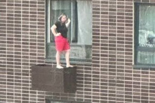 Неадекватная женщина вылезла из окна 19 этажа в домашней одежде