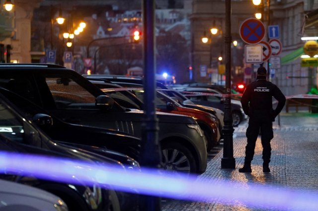 При стрельбе в Карловом университете в Праге погибли 10 человек