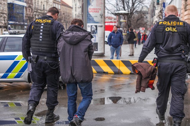 Полиция установила личность стрелка в Карловом университете Праги